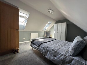 4 bedrooms, iron/ironing board, WiFi, bed sheets