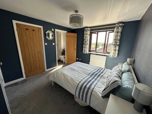 4 habitaciones, tabla de planchar con plancha, wifi y ropa de cama 