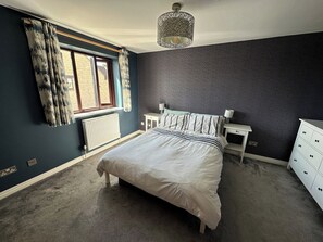 4 dormitorios, tabla de planchar con plancha, wifi y ropa de cama
