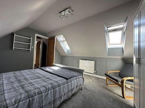 4 habitaciones, tabla de planchar con plancha, wifi y ropa de cama