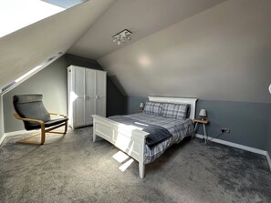 4 habitaciones, tabla de planchar con plancha, wifi y ropa de cama 