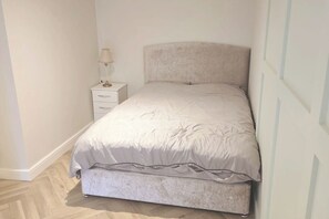 1 chambre, bureau, fer et planche à repasser, Wi-Fi