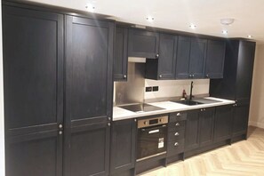 Fridge, microwave, oven, stovetop - Charming 1-Bed Retreat with Patio: Cozy and Central (East Sussex)