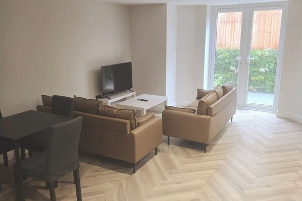 TV - Charming 1-Bed Retreat with Patio: Cozy and Central (East Sussex)