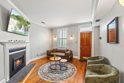 Historic Old Town 3BR • Walk to Metro & Free Parking