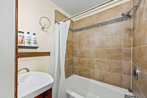 Douche, sèche-cheveux, serviettes fournies, savon