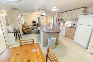 Una cucina compatta con zona pranzo, un piccolo angolo living e angolo cottura.