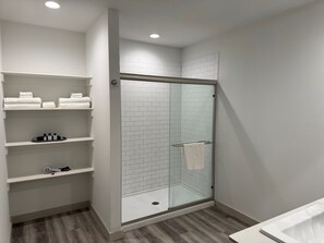Shower, towels - Fifty5 Modern Westmont Retreat (Lubbock)