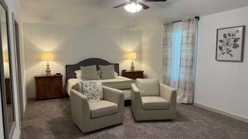 4 dormitoris, planxa i posts de planxar i un bressol de viatge