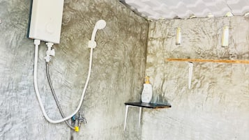 Chuveiro, secador de cabelo, toalhas de banho, papel higiênico