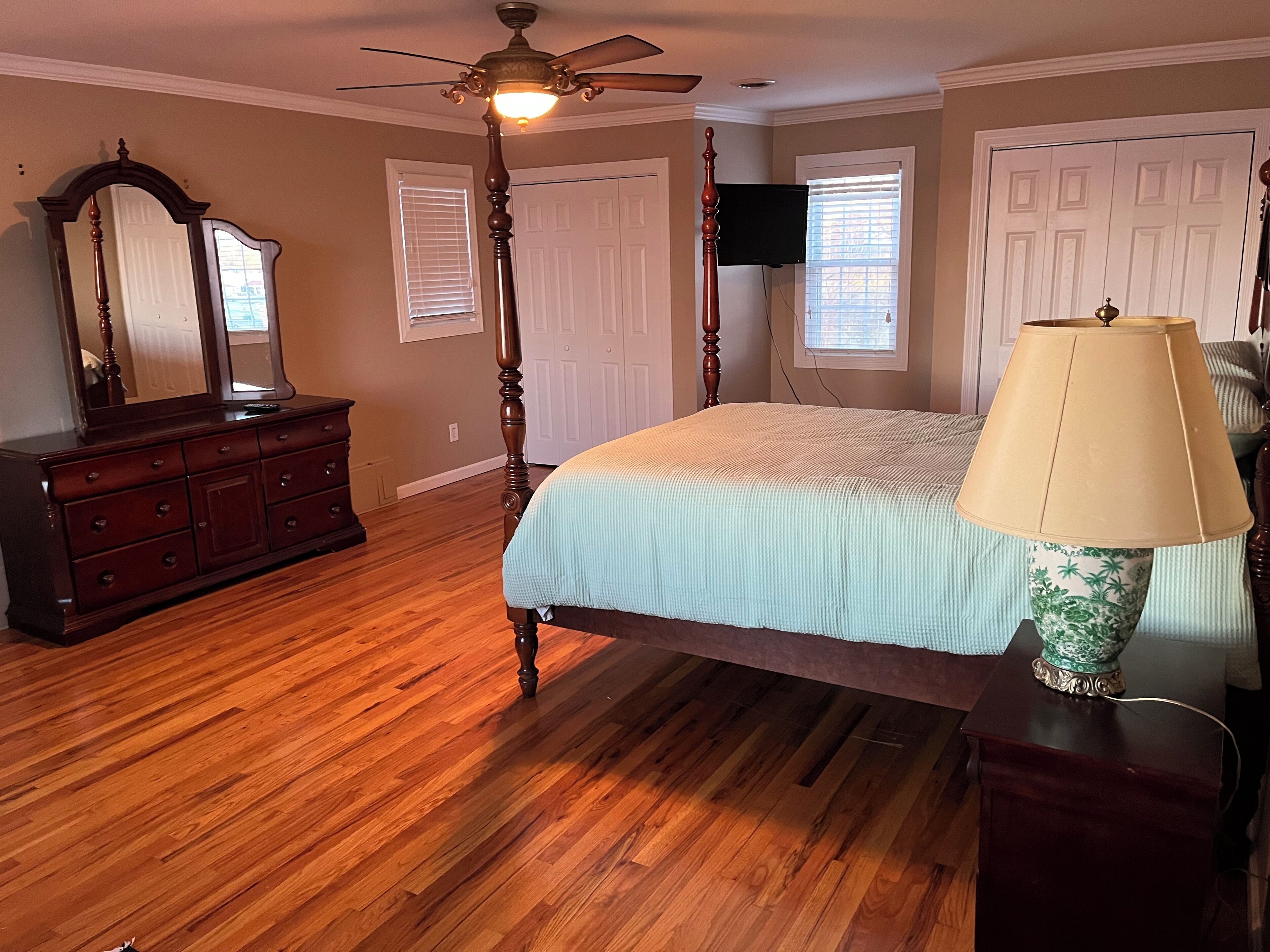 3 habitaciones, tabla de planchar con plancha, wifi y ropa de cama 