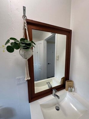 Toallas, jabón, shampoo, papel de baño 