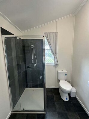 Toallas, jabón, shampoo, papel de baño 