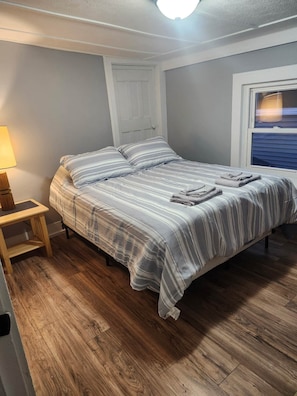 4 bedrooms, iron/ironing board, WiFi, bed sheets