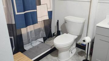 SĂšche-cheveux, serviettes fournies, savon, papier toilette