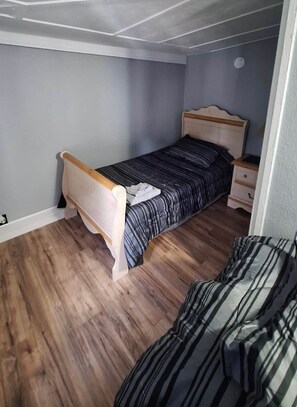 4 bedrooms, iron/ironing board, WiFi, bed sheets
