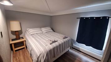 3 bedrooms, iron/ironing board, WiFi (free), bed sheets