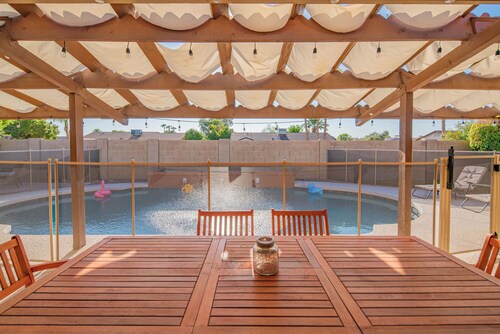 Scottsdale Oasis: Pool, Hot Tub & Family Fun Awaits!