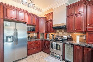 Four à micro-ondes, un four, surface de cuisson, lave-vaisselle