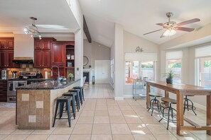 Microondas, horno, parrilla de estufa y lavavajillas