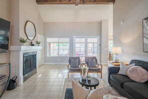 Televisión y chimenea