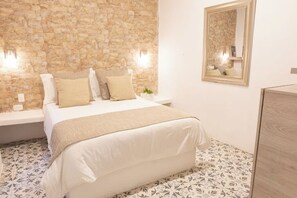 5 bedrooms, iron/ironing board, WiFi, bed sheets