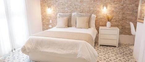 5 bedrooms, iron/ironing board, WiFi, bed sheets