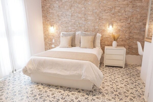 5 bedrooms, iron/ironing board, WiFi, bed sheets