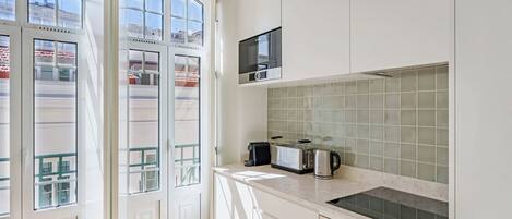 ثلاجة، ميكروويف، فرن، موقد طهي مسطح