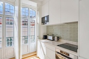 Kühlschrank, Mikrowelle, Ofen, Herdplatte