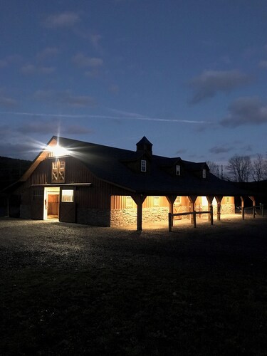 Toad Hall Carriage House-quaint family friendly home on a historic estate