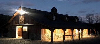 Toad Hall Carriage House-quaint family friendly home on a historic estate