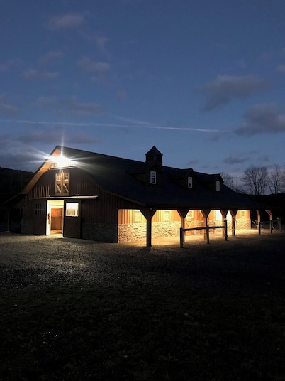 Toad Hall Carriage House-quaint family friendly home on a historic estate
