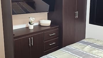 2 bedrooms, iron/ironing board, internet, bed sheets