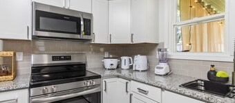 Dreamy 2BR retreat in Greer—charming, cozy, romantic, & pet-friendly!