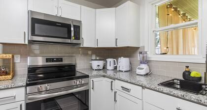 Dreamy 2BR retreat in Greer—charming, cozy, romantic, & pet-friendly!