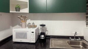 A kitchen with a microwave, blender, and stainless steel sink. - Casa Privada 3 Hab 6p Plaza de Toros Centro (Guadalajara)