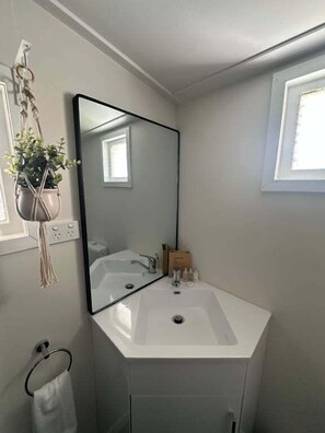 Toallas, jabón, shampoo, papel de baño 