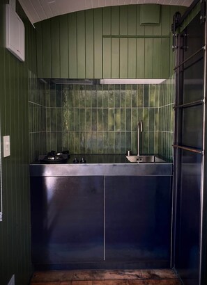 Refrigerador, placa de cocina, cafetera/tetera, utensilios de cocina