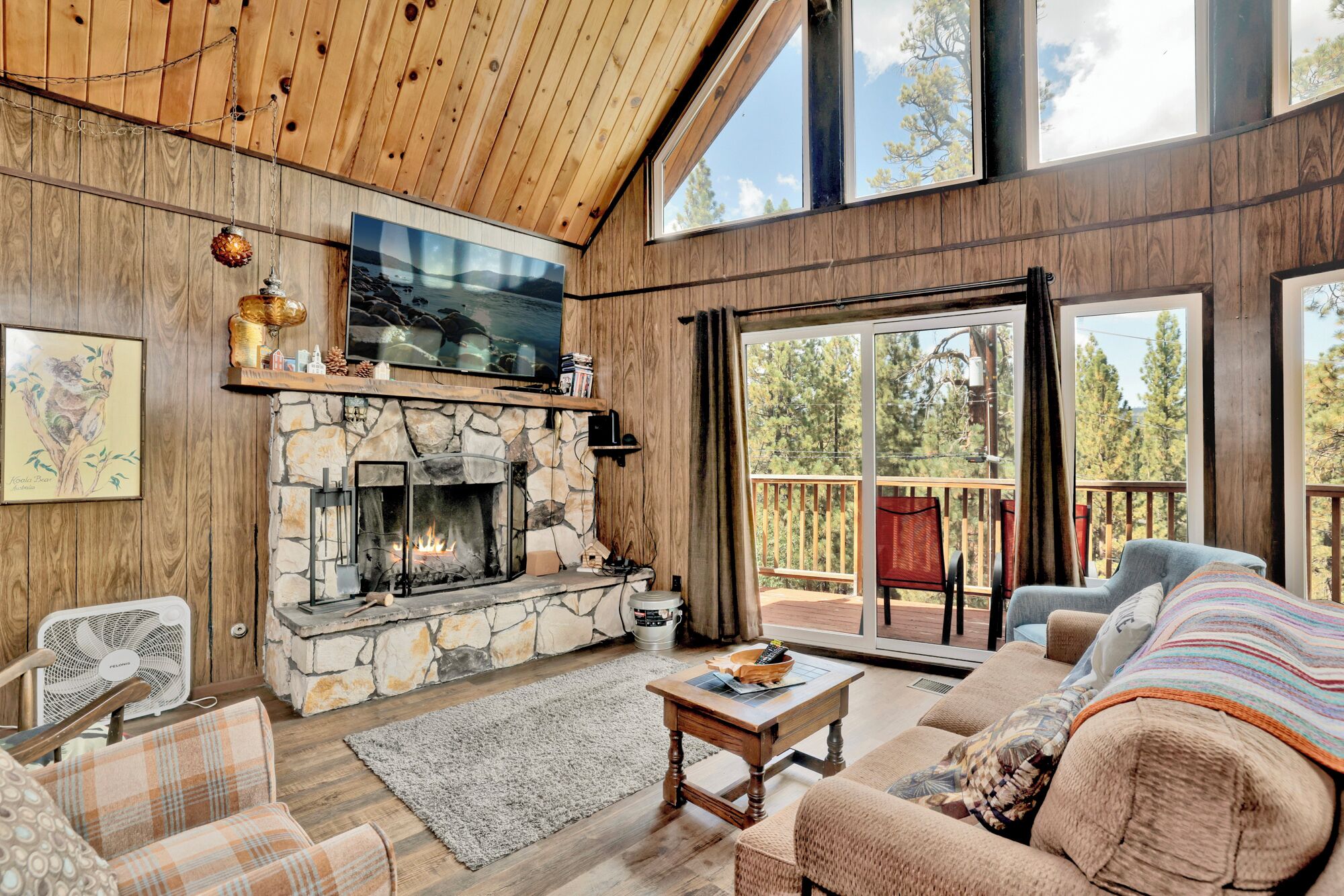 Smart-TV, Kamin, Videospiele, Tischfußball