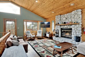 TV - Moonridge Treehouse - Relaxing Lofty Big Bear Hillside Retreat- Great Deck Views- Central (Big Bear Lake)