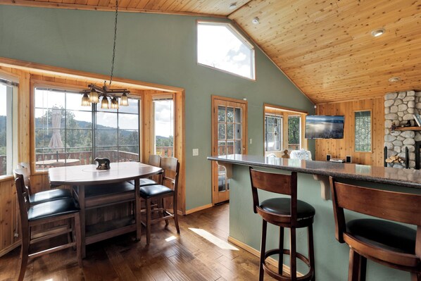 Interior - Moonridge Treehouse - Relaxing Lofty Big Bear Hillside Retreat- Great Deck Views- Central (Big Bear Lake)