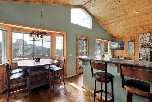 Moonridge Treehouse - Relaxing Lofty Big Bear Hillside Retreat- Great Deck Views- Central