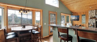 Moonridge Treehouse - Relaxing Lofty Big Bear Hillside Retreat- Great Deck Views- Central