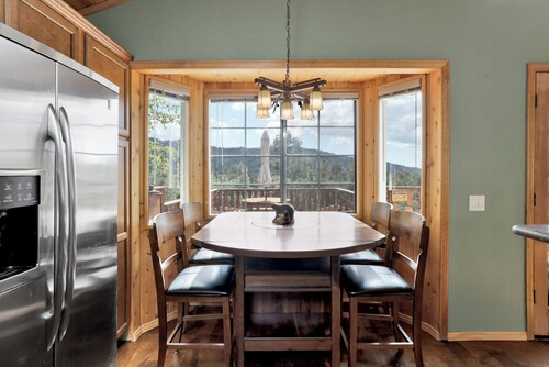 Moonridge Treehouse - Relaxing Lofty Big Bear Hillside Retreat- Great Deck Views- Central