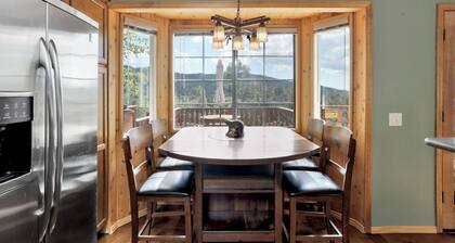 Moonridge Treehouse - Relaxing Lofty Big Bear Hillside Retreat- Great Deck Views- Central