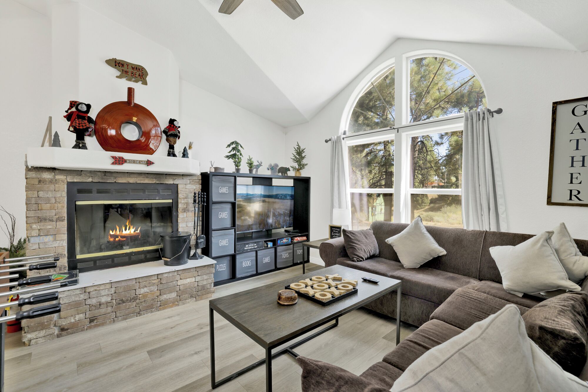 TV connectée, cheminée, baby-foot