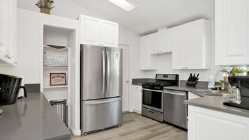 Een koelkast, een magnetron, een oven, een kookplaat