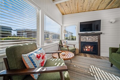 Cozy Cottage Steps from Beach