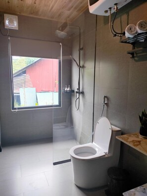 Dusj, hårføner, håndklær og såpe